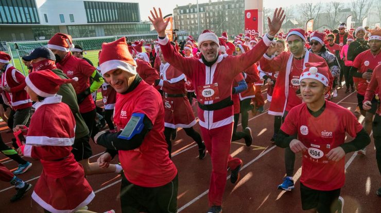 VIDEO. Mii de alergători îmbrăcați în Moș Crăciun au participă la o cursă de 10 km în afara Parisului