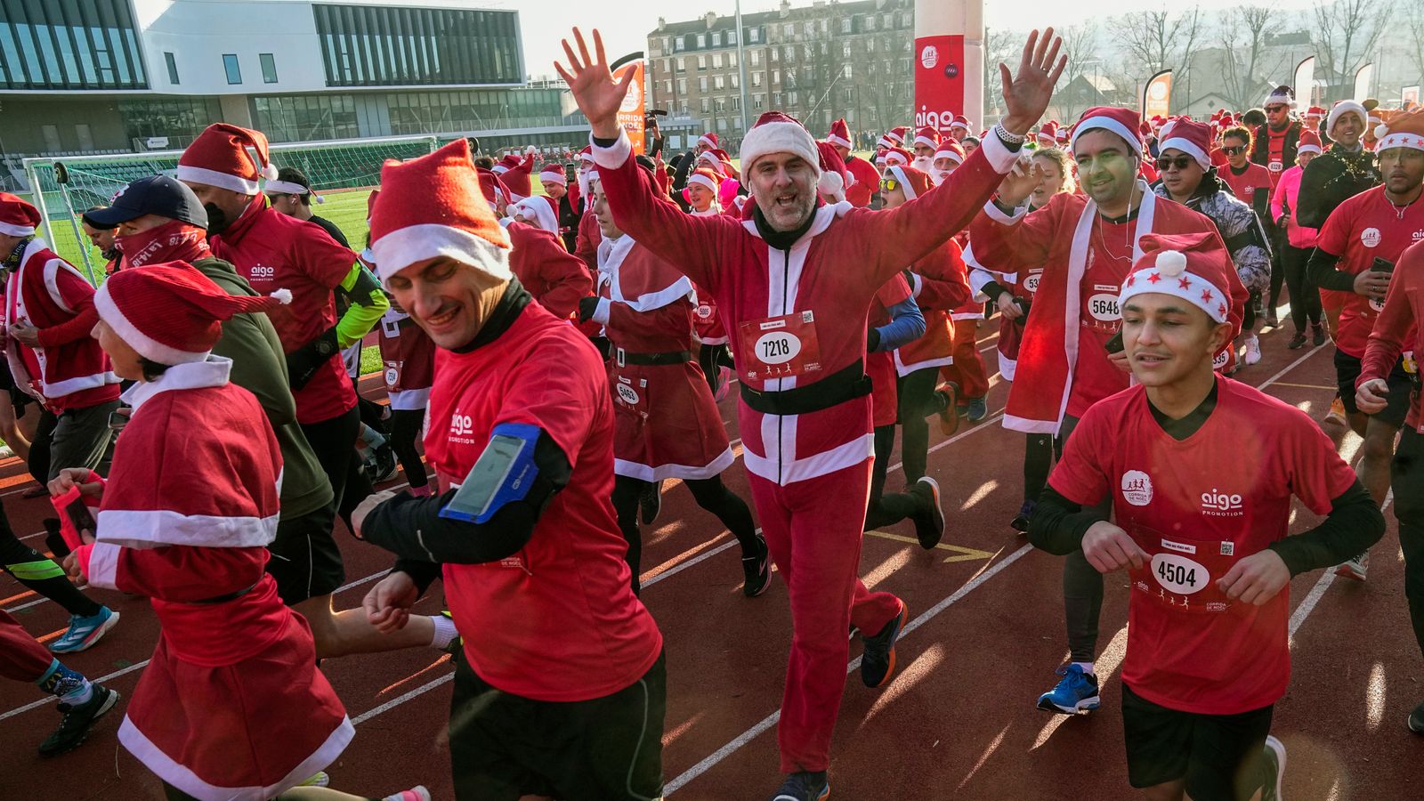 VIDEO. Mii de alergători îmbrăcați în Moș Crăciun au participă la o cursă de 10 km în afara Parisului