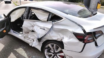 Tesla recheamă în service milioane de vehicule, din cauza accidentelor cu pilotul automat