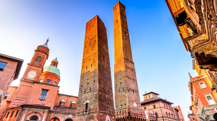 Turnul medieval din Bologna a fost izolat din cauza temerilor că s-ar putea prăbuși. Consiliul municipal a declarat că situația este critică