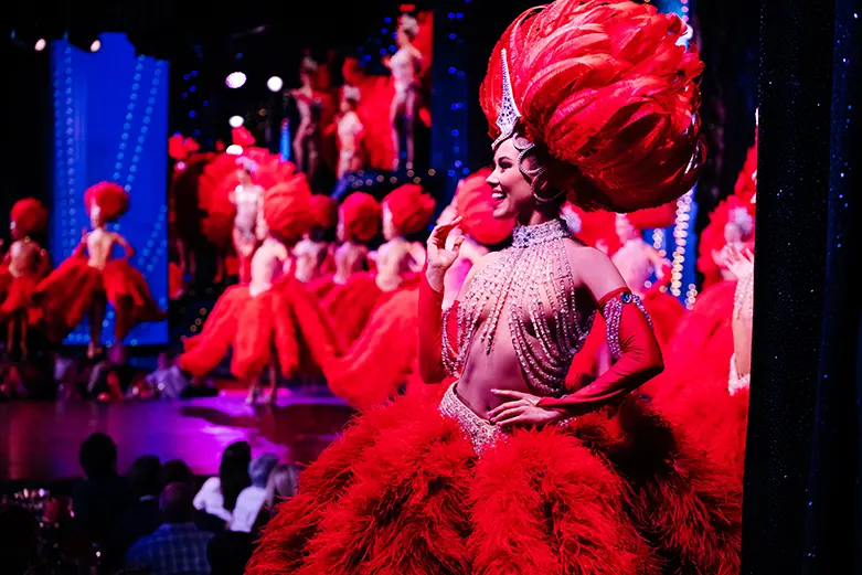 Ce poți face de Crăciun la Paris, pe ultima sută de metri? Moulin Rouge are un program special