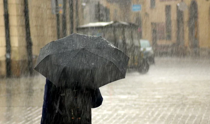 Vremea se răcește în București. Sunt anunțate ploi și ninsori, cu vânt, până vineri dimineață