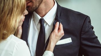 STUDIU. Flirtul apare la petrecerile corporate, după consumul de alcool