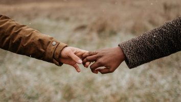 STUDIU. Învățarea limbii partenerului poate întări relația