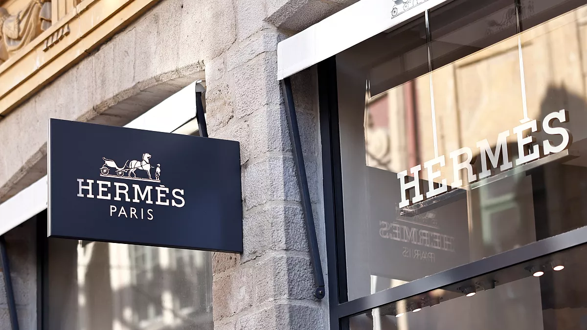 Hermès lansează un plic din mătase, reutilizabil, de 125 de dolari
