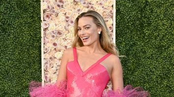 FOTO. Cum s-a îmbrăcat Margot Robbie la Globurile de Aur? Actrița a ales o ținută inspirată de Barbie