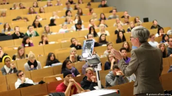 Fiecare an petrecut la școală sau facultate îți prelungește viața, arată un nou studiu. Ce pățesc „absenții”