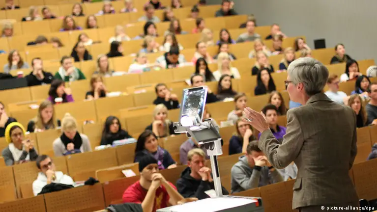 Fiecare an petrecut la școală sau facultate îți prelungește viața, arată un nou studiu. Ce pățesc „absenții”