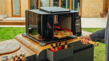 Inteligența Artificială vrea să fie și bucătar. Un nou grill cu A.I. gătește carnea în doar două minute