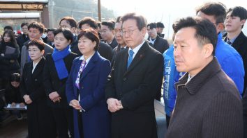 Liderul opoziției sud-coreene a fost înjunghiat în gât în timpul unei conferințe de presă