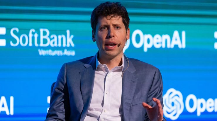Sam Altman, CEO OpenAI, strânge miliarde de dolari pentru o reţea de fabrici pentru cipuri în industria A.I.