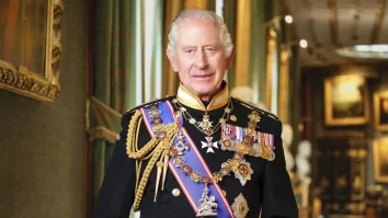FOTO. Un nou portret oficial al Regelui Charles, care va fi afișat pe clădirile din UK, a fost dezvăluit publicului. Criticii spun că e o „risipă rușinoasă de bani”