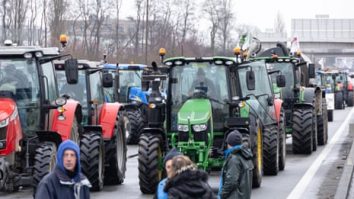 VIDEO. „Asediul Parisului” a început. Autostrada A13 spre capitala Franței este complet blocată/Fermierii din Milano au protestat pentru poporul palestinian