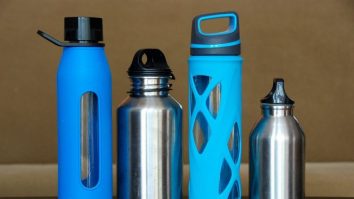 Un microbiolog explică ce se află în sticla ta de apă. Ce pericole poate aduce fiecare utilizare?