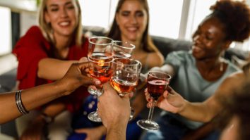 STUDIU. Alcoolul și tendințele de consum în Europa se schimbă. Scade consumul zilnic de alcool, dar crește „binge drinking”