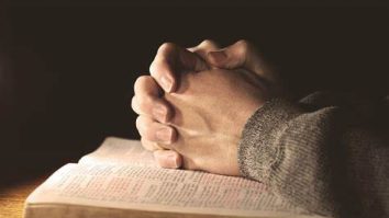 Cum te schimbă religia? Persoanele credincioase au o părere mult mai bună despre felul în care arată