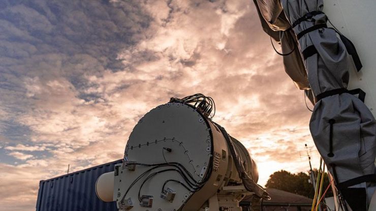 Marea Britanie spune că a dezvoltat și testat o nouă armă laser care poate doborî grupuri de drone