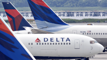 Roata din față a unui avion Boeing s-a desprins chiar înainte de decolare