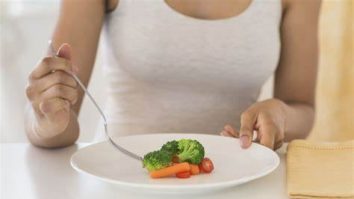 O mamă a fost condamnată pentru dieta extremă pe care i-a impus-o fiicei. Ce o obliga să facă
