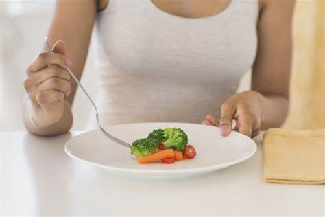 O mamă a fost condamnată pentru dieta extremă pe care i-a impus-o fiicei. Ce o obliga să facă