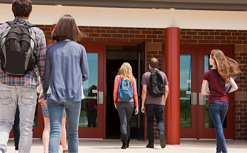 CNE: Elevii cer să nu mai existe o intrare a profesorilor separată. Marius Nistor: „Poate mutăm elevii la catedră și profesorii în bănci. Există o anumită limită”