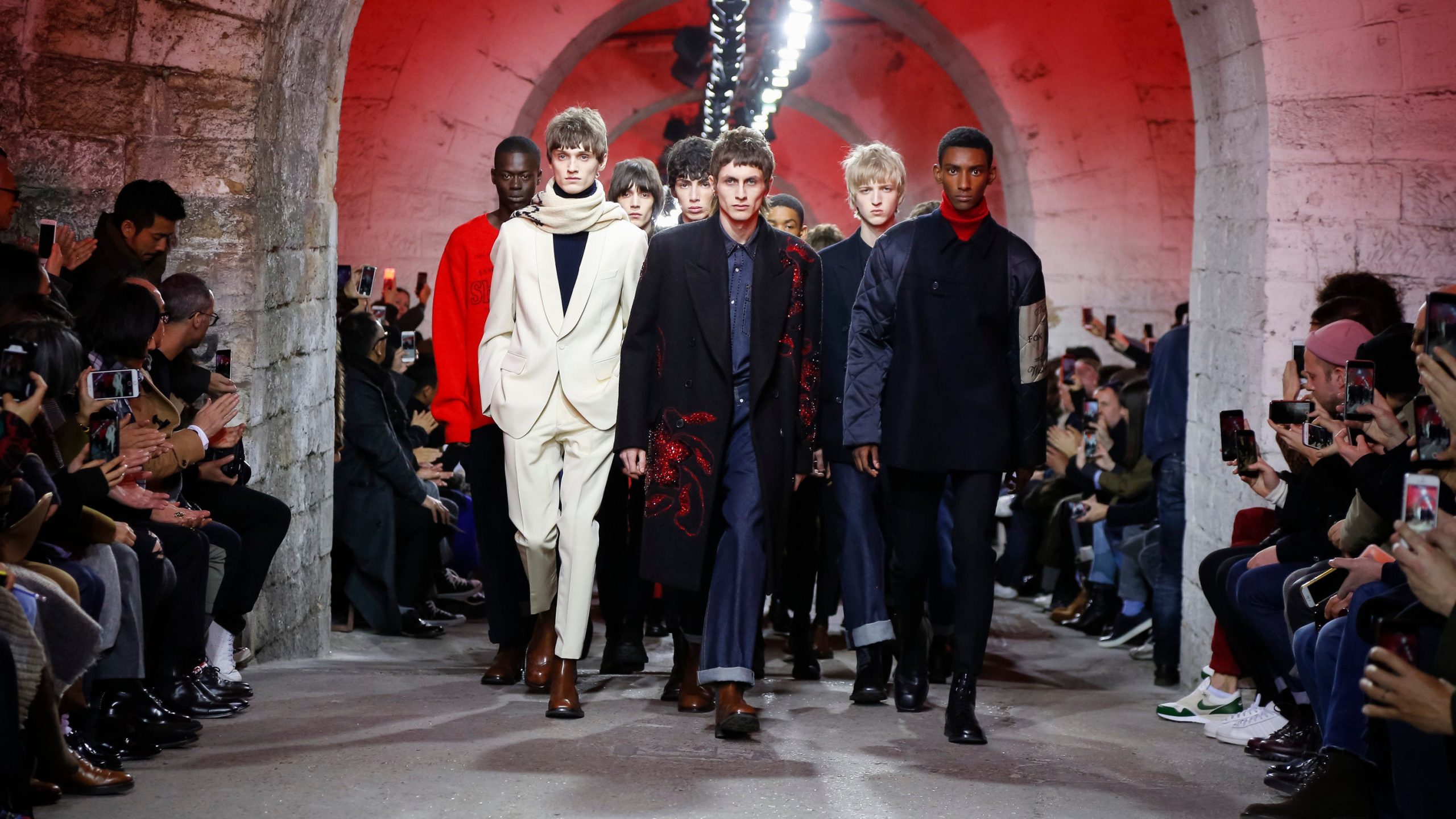 Bărbatul, vedetă la Paris Fashion Week 2024. Ce tendințe sunt în vogă anul acesta