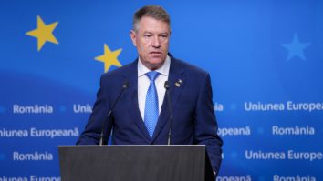 Președintele Iohannis atacă la CCR legea care permite șoferilor cu permis categoria B să conducă și anumite tipuri de motociclete