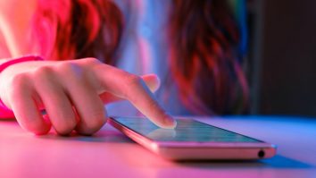 Scrolling-ul ne „mănâncă” zilele și ne afectează gândirea pe termen lung. Ce recomandă medicii?