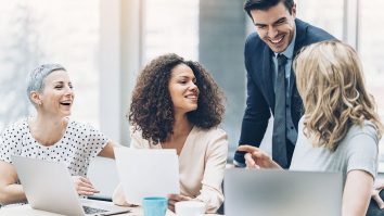 Umorul te ajută să promovezi în carieră. Ce beneficii poate avea