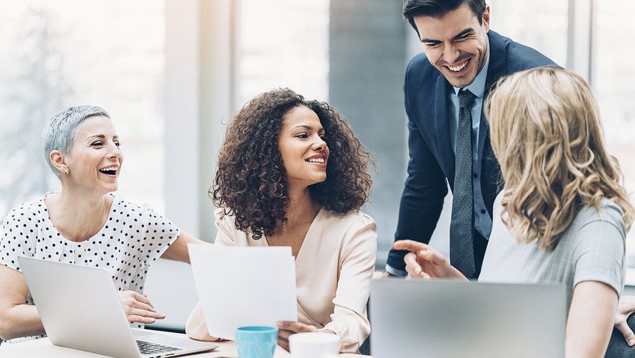 Umorul te ajută să promovezi în carieră. Ce beneficii poate avea