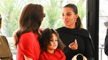 Kylie Jenner și Stormi și-au asortat outfit-urile la prezentarea de modă „Les Sculptures” de la Jacquemus