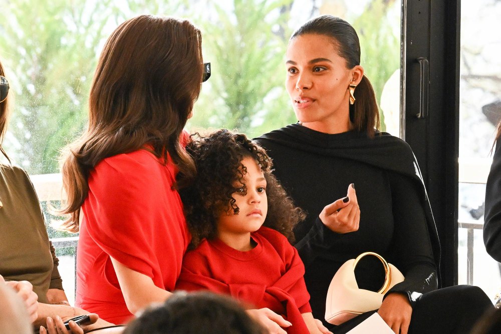 Kylie Jenner și Stormi și-au asortat outfit-urile la prezentarea de modă „Les Sculptures” de la Jacquemus