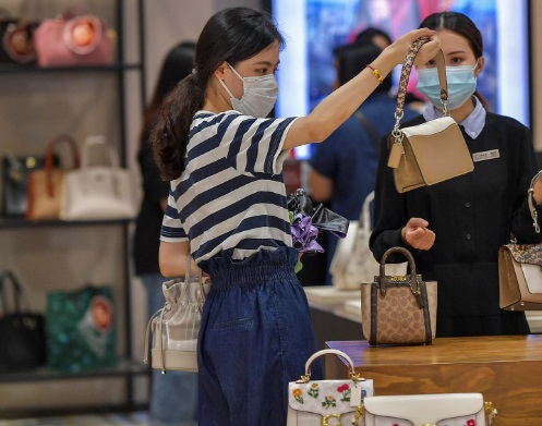 Made în China sau made for China? În 2023, asiaticii au dat pe lux cu 50% mai mulți bani față de 2022