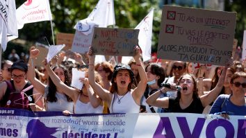 Franța vrea să înscrie dreptul femeilor la avort în Constituție. Polonia reintroduce contracepția de urgență fără prescripție medicală