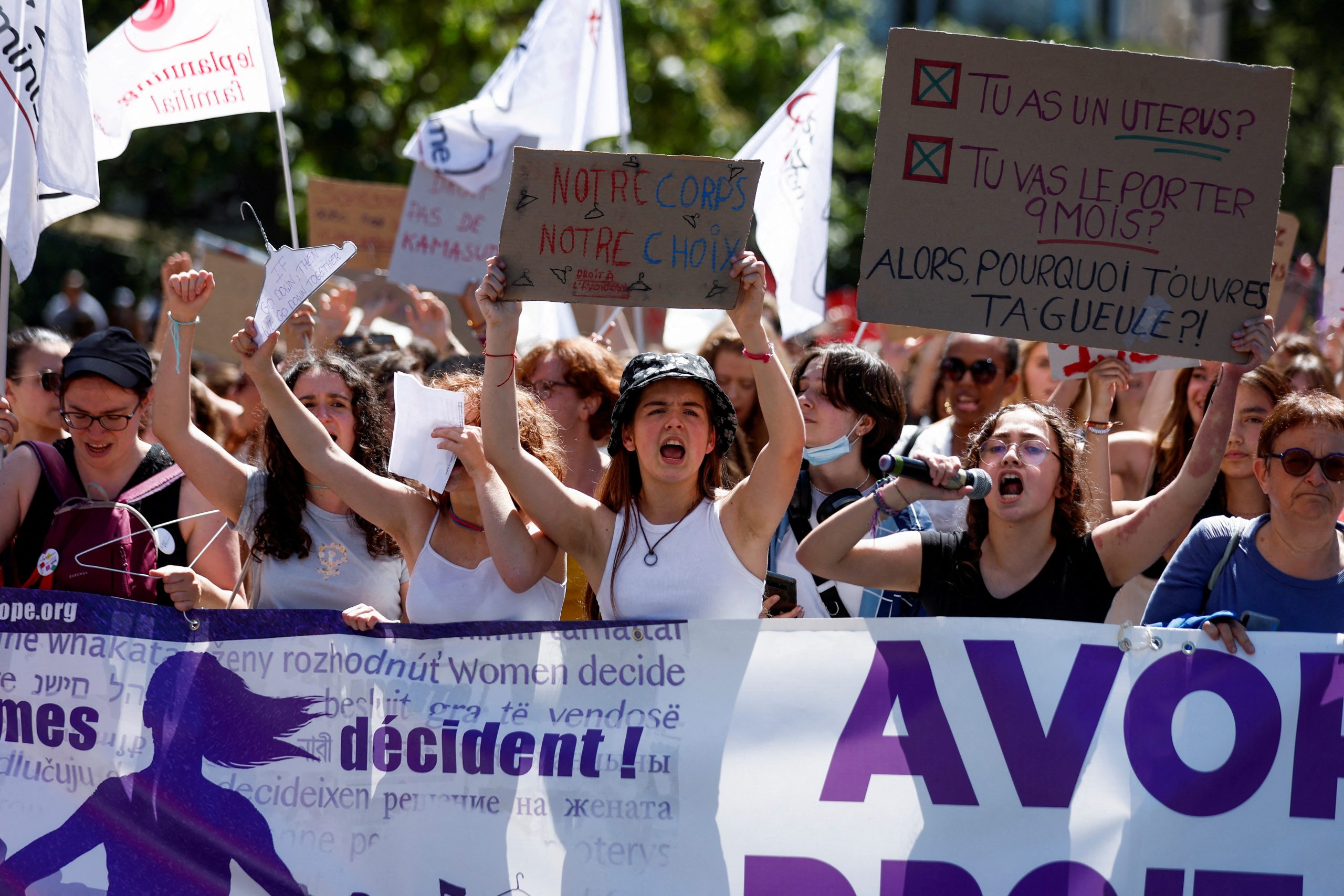 Franța vrea să înscrie dreptul femeilor la avort în Constituție. Polonia reintroduce contracepția de urgență fără prescripție medicală