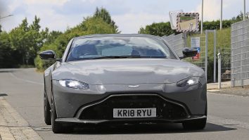 Cum trec bărbații trec prin criza vârstei mijlocii? Mașina sport, o soluție pentru tinerețe