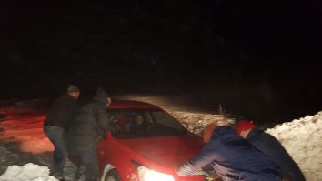 Sicriul pierdut în furtună: șoferul a vrut să își viziteze rudele înainte de a merge la înmormântare