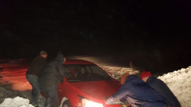 Sicriul pierdut în furtună: șoferul a vrut să își viziteze rudele înainte de a merge la înmormântare