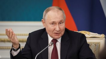 Raport Bloomberg: Putin este pregătit să negocieze pacea. Kremlinul neagă informațiile