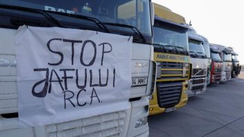 UPDATE: Protestul transportatorilor şi fermierilor continuă, deşi aceştia au avut discuţii şi au semnat acorduri cu miniştrii Agriculturii şi Transporturilor