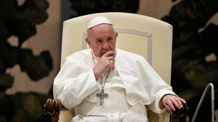 Sfidând vârsta și dificultățile de sănătate, Papa Francisc decide în continuare să vorbească despre crizele umanitare