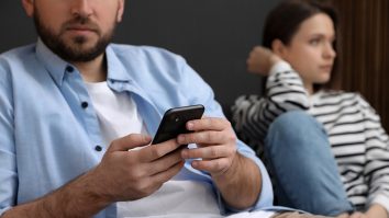 STUDIU. Ce impact poate avea utilizarea telefonului mobil în colectivitate?