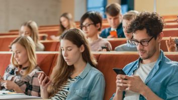 Spania interzice folosirea telefoanelor mobile la clasă. Restricția vine în urma rezultatelor de la testele PISA