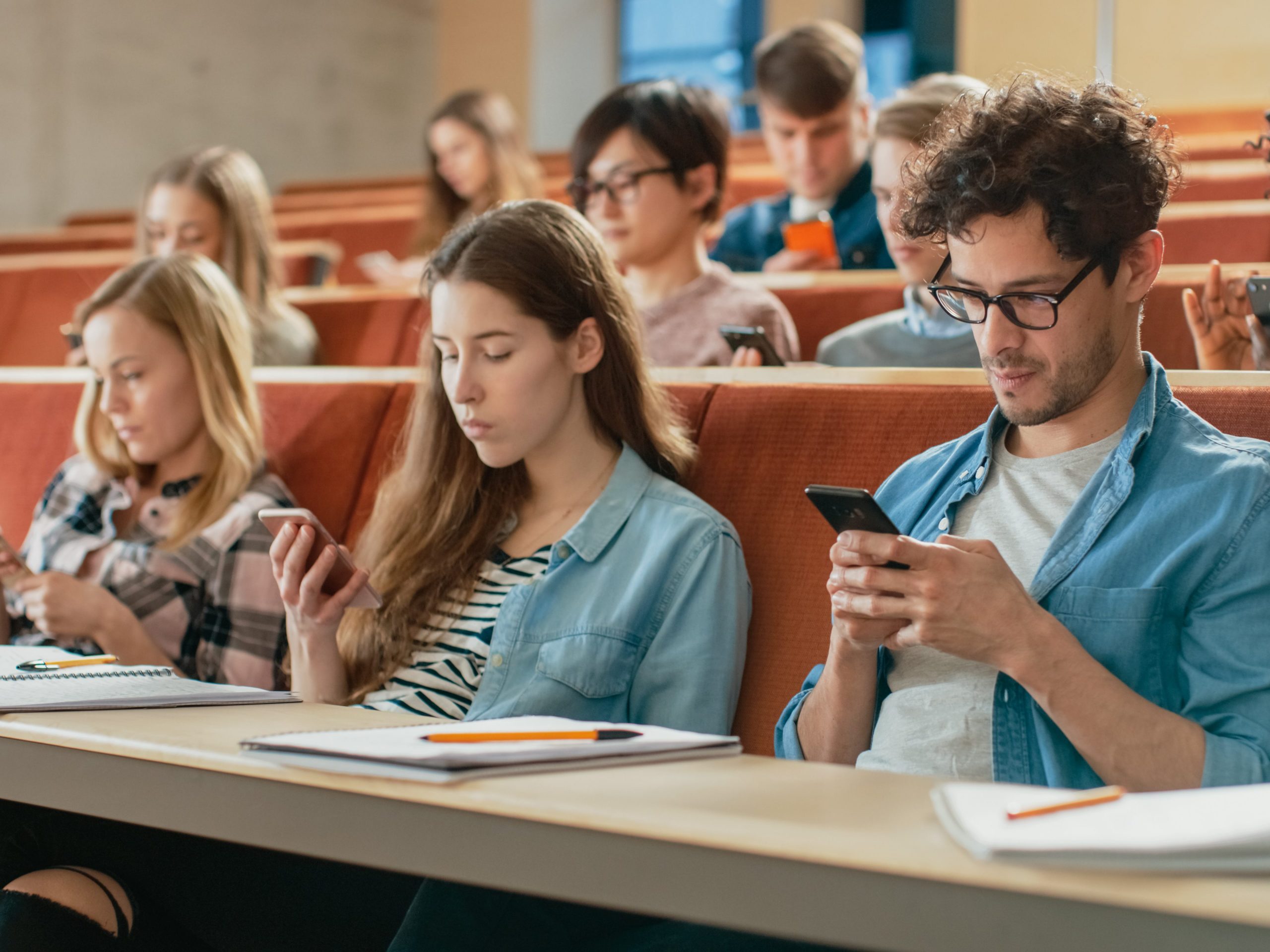 Spania interzice folosirea telefoanelor mobile la clasă
