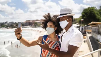 Spania reintroduce măștile de protecție pe măsură ce cazurile de Covid și gripă se înmulțesc în zonele de vacanță