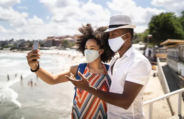 Spania reintroduce măștile de protecție pe măsură ce cazurile de Covid și gripă se înmulțesc în zonele de vacanță
