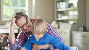 Implicarea tatălui ajuta la creșterea notelor copilului. Ce spun cercetătorii