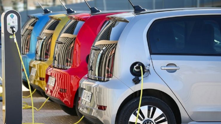 Anul 2024 aduce mai multe mașini electrice. Cum vom face față încărcării acestora?