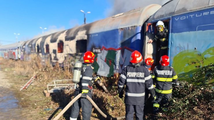 FOTO: Un incendiu a izbucnit la două vagoane dezafectate. Misiunea este în dinamică