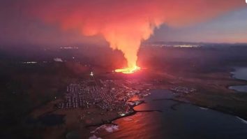 Un vulcan a erupt în Islanda. Lava a ajuns într-un oraş pescăresc, dând foc unor case
